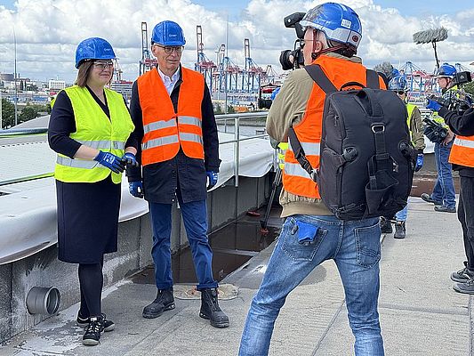 "Wenn ein städtisches Unternehmen ein Millionenprojekt an die Wand fährt, dann reicht ein Pressetermin mit netten Worten nicht aus!" "Wenn ein städtisches Unternehmen ein Millionenprojekt an die Wand fährt, dann reicht ein Pressetermin mit netten Worten nicht aus!"