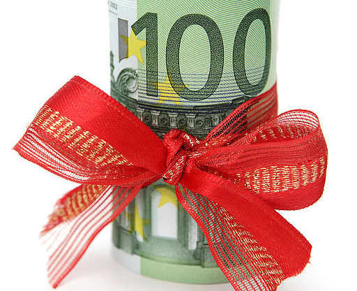 Geldscheinbündel mit Geschenkband