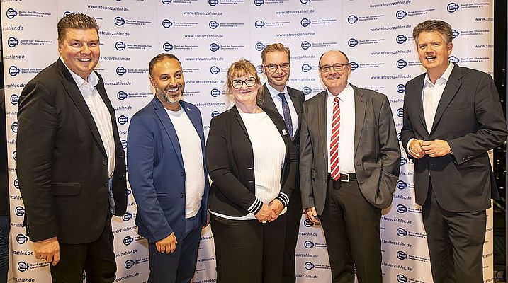 Launige Jubiläumsfeier mit Mitgliedern und Prominenz über den Dächern der Stadt 