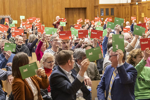 Olympia in Hamburg? Klare Argumente, aber keine klare Mehrheit - Bund der Steuerzahler Hamburg e.V. bringt Befürworter und Kritiker an einen Tisch Olympia in Hamburg? Klare Argumente, aber keine klare Mehrheit - Bund der Steuerzahler Hamburg e.V. bringt Befürworter und Kritiker an einen Tisch