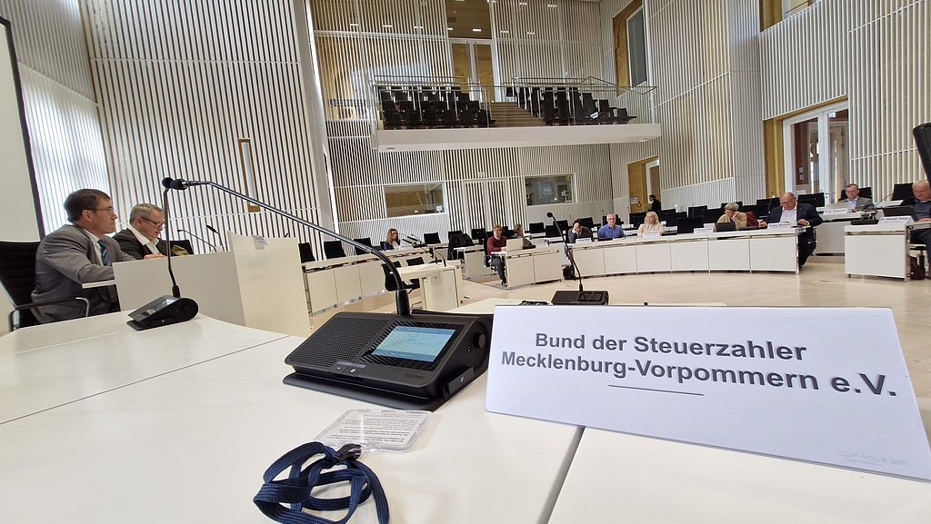 Foto von einem Tisch mit dem Namensschild des BdSt MV  im Plenarsaal des Landtages MV