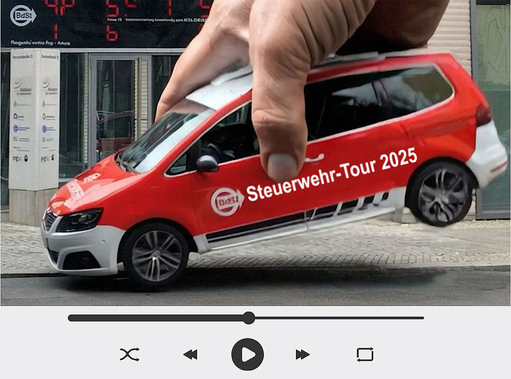 Der Trailer zur BdSt-Steuerwehrtour durch die Kreise von Nordrhein-Westfalen: auf Youtube und am Ende dieses Artikels. Rotes BdSt-Auto mit Aufschrift ‚Steuerwehr-Tour 2025‘ wird von übergroßer Hand vor Schuldenuhr in die Luft gehoben