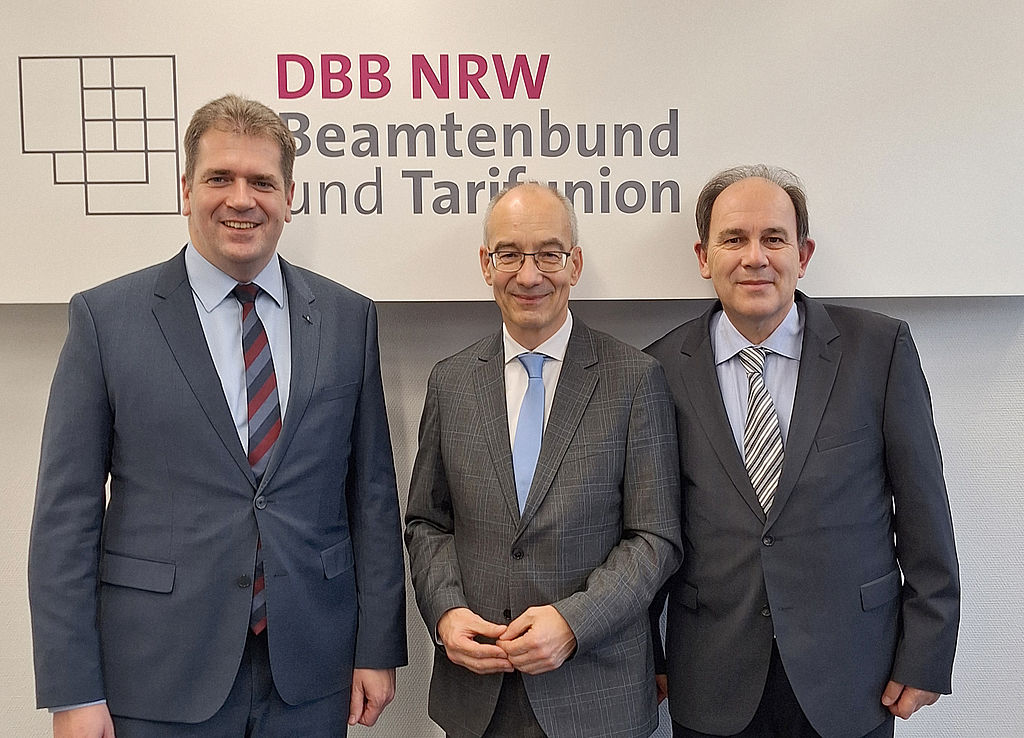 Rik Steinheuer (l.), Vorsitzender des BdSt NRW, und sein Vize Eberhard Kanski (r.) zu Gesprächen bei Roland Staude, Vorsitzender des DBB NRW