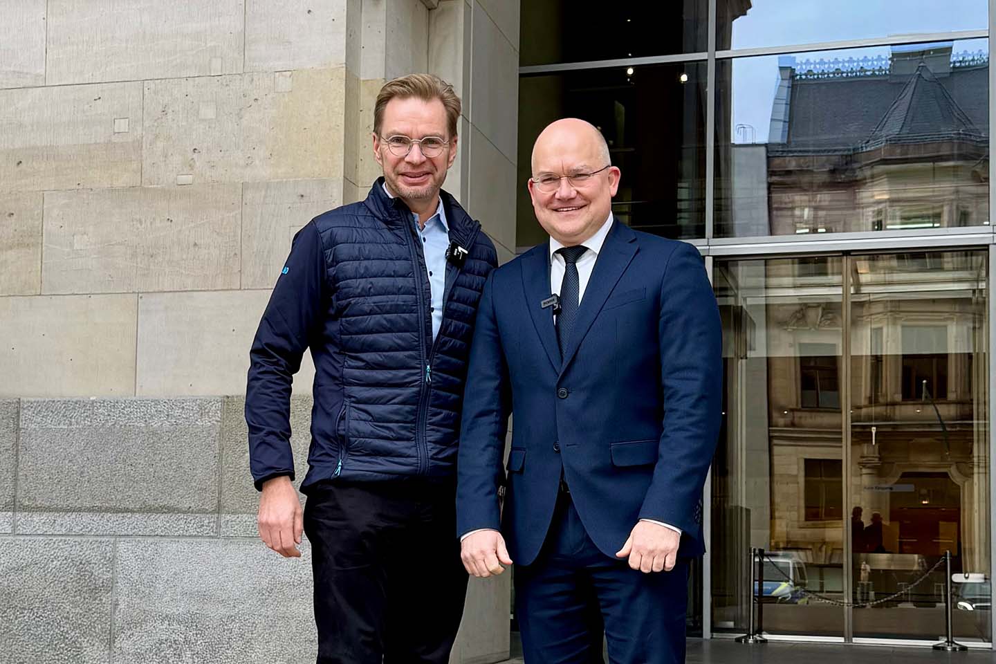 BdSt-Präsident Reiner Holznagel mit einem Abgeordneten der CSU vor dem Interview