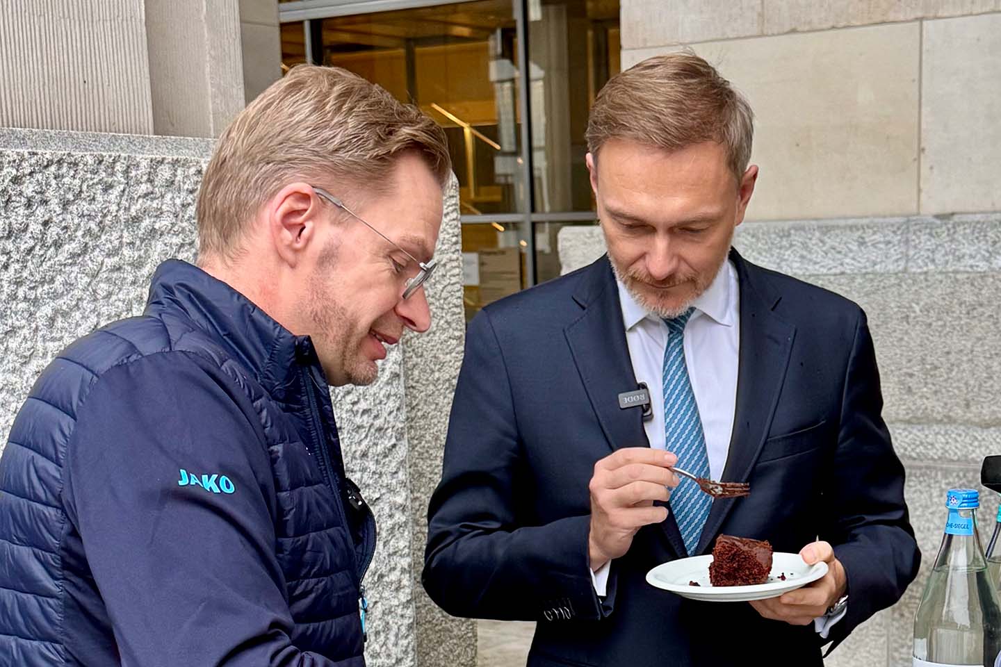 Bund der Steuerzahler Präsident Reiner Holznagel lädt FDP-Vorsitzenden Christian Lindner nach dem Interview zum Kuchen ein