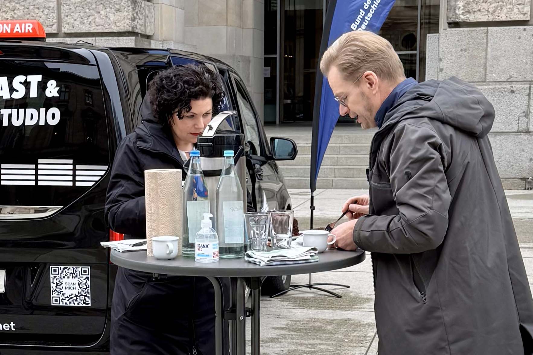 Bund der Steuerzahler Präsident Reiner Holznagel mit Amira Mohamed Ali (BSW) nach dem Interview zur Bundestagswahl 2025