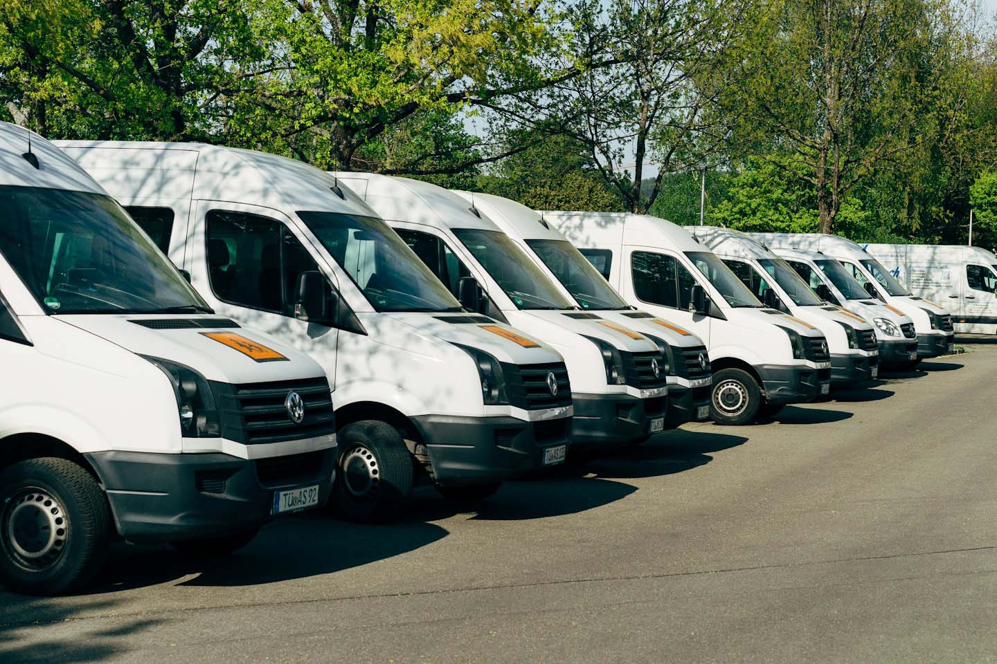 Mehrere parkende gewerblich genutzte Transporter