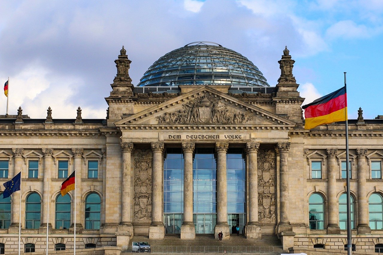 Deutscher Bundestag, Frontansicht mit wehender Deutschlandfahne
