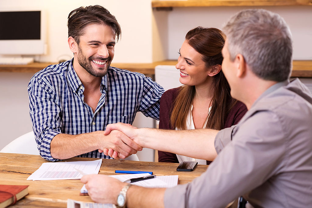 Couple shaking hand to financial agent