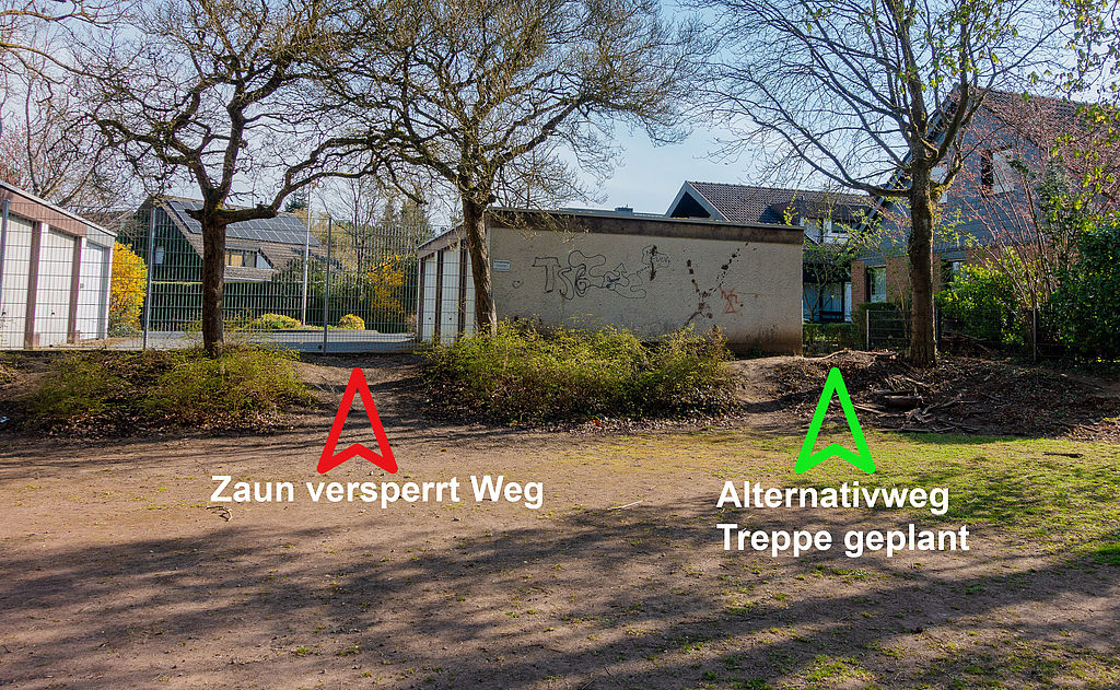Ein Zaun soll für Sicherheit sorgen, versperrt aber den Abkürzüngsweg. Die andere Abkürzung ist ohne neu installierte Stufen zu unsicher. Garagenhof mit Zaun versperrt beliebten Trampelpfad; Alternativweg steil, Treppe soll folgen