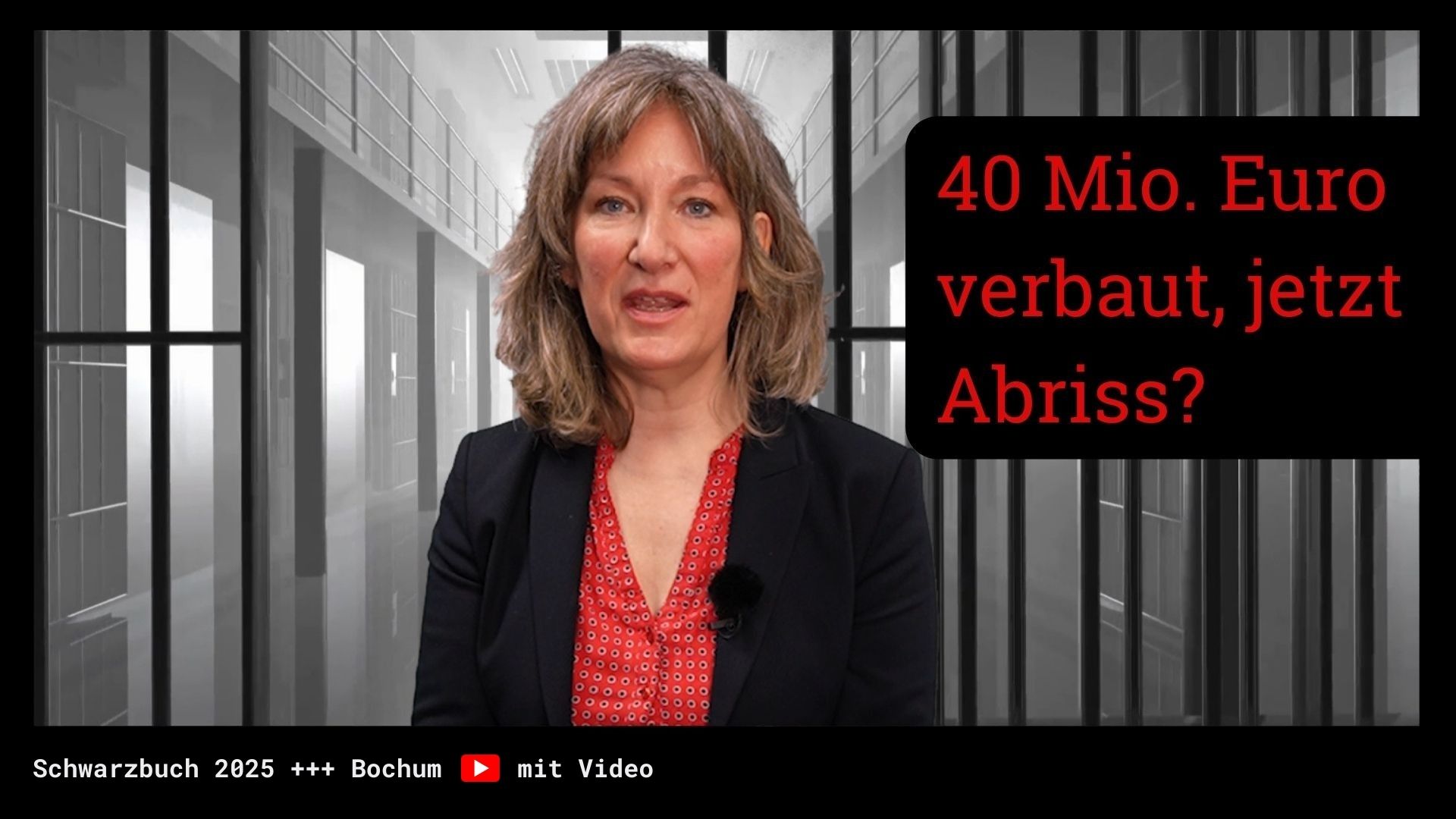 Frau vor vergittertem Gefängnisgang