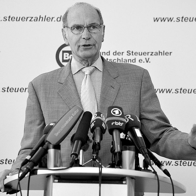 So behalten Mitarbeiter und Mitglieder des Bundes der Steuerzahler Dr. Karl-Heinz Däke in Erinnerung: Mit klaren Worten vor Mikrofon und Kamera, immer im Einsatz für die Steuerzahler.