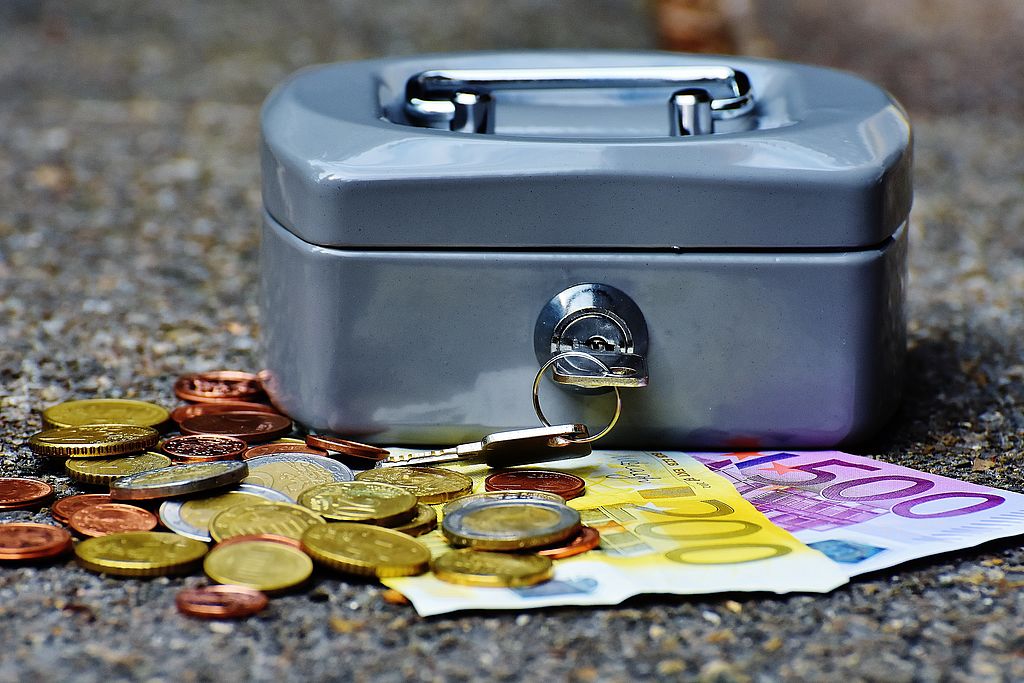 Kasse - Geldschatulle - Scheine - Münzen - Kommunen - Städte - Gemeinden - Finanzen