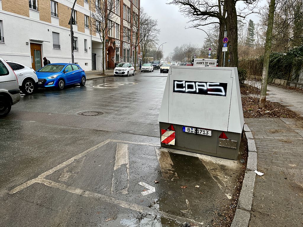 Sabotierter Geschwindigkeitsmessanhänger in Berlin-Gesundbrunnen