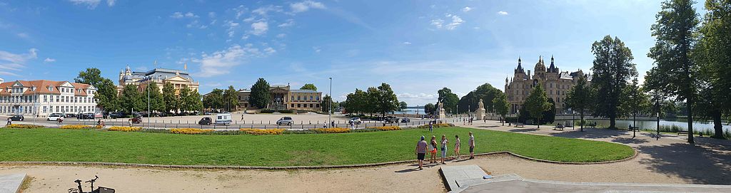Das Bild zeigt ein Panorama verschiedener Bauten am Alten Garten in Schwerin , rechts befindet sich das Schweriner Schloss