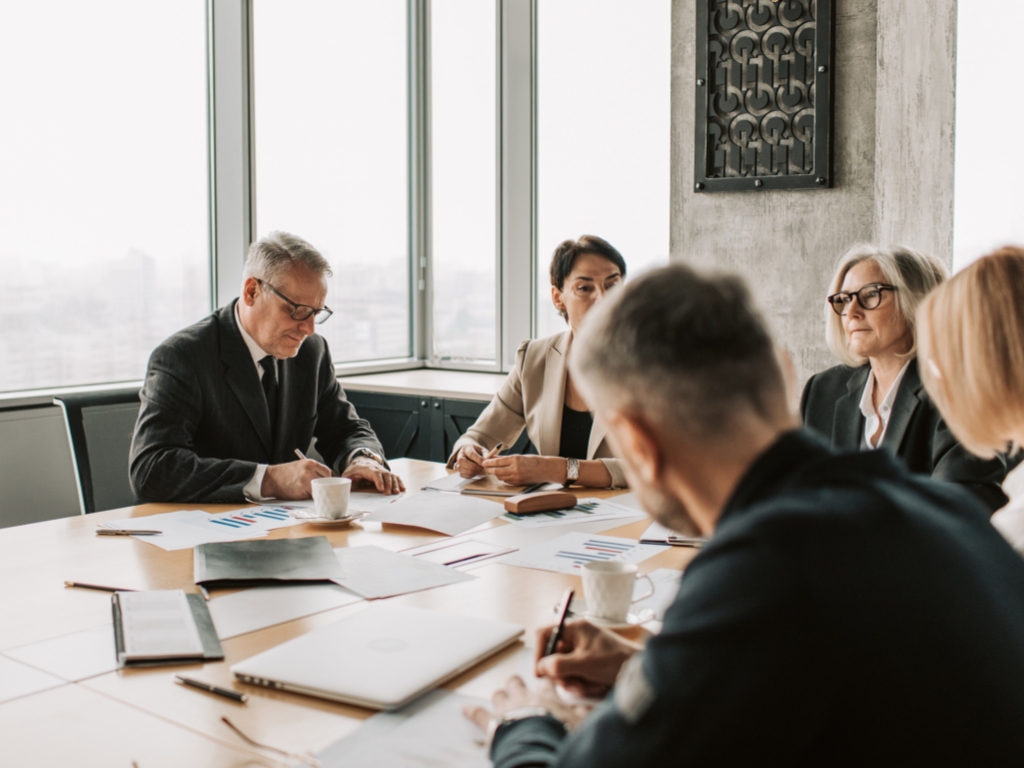 Menschen am Tisch - Besprechung - Business - Beamte