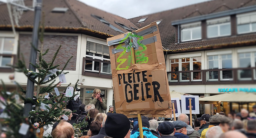 Demonstration von Bürgern in Monheim am Rhein gegen die Steuer- und Finanzpolitik ihrer Stadt