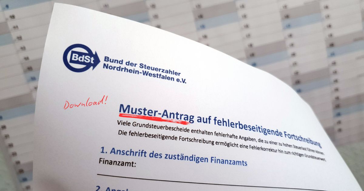 Nahaufnahme des oberen Teils des Musterantrags, der vor einen im Hintergrund unscharf zu sehenden Kalender gehalten wird, um zu verdeutlichen, dass es Fristen einzuhalten gibt. Auf dem Antrag steht vermeintlich handschriftlich notiert: "Download!". 