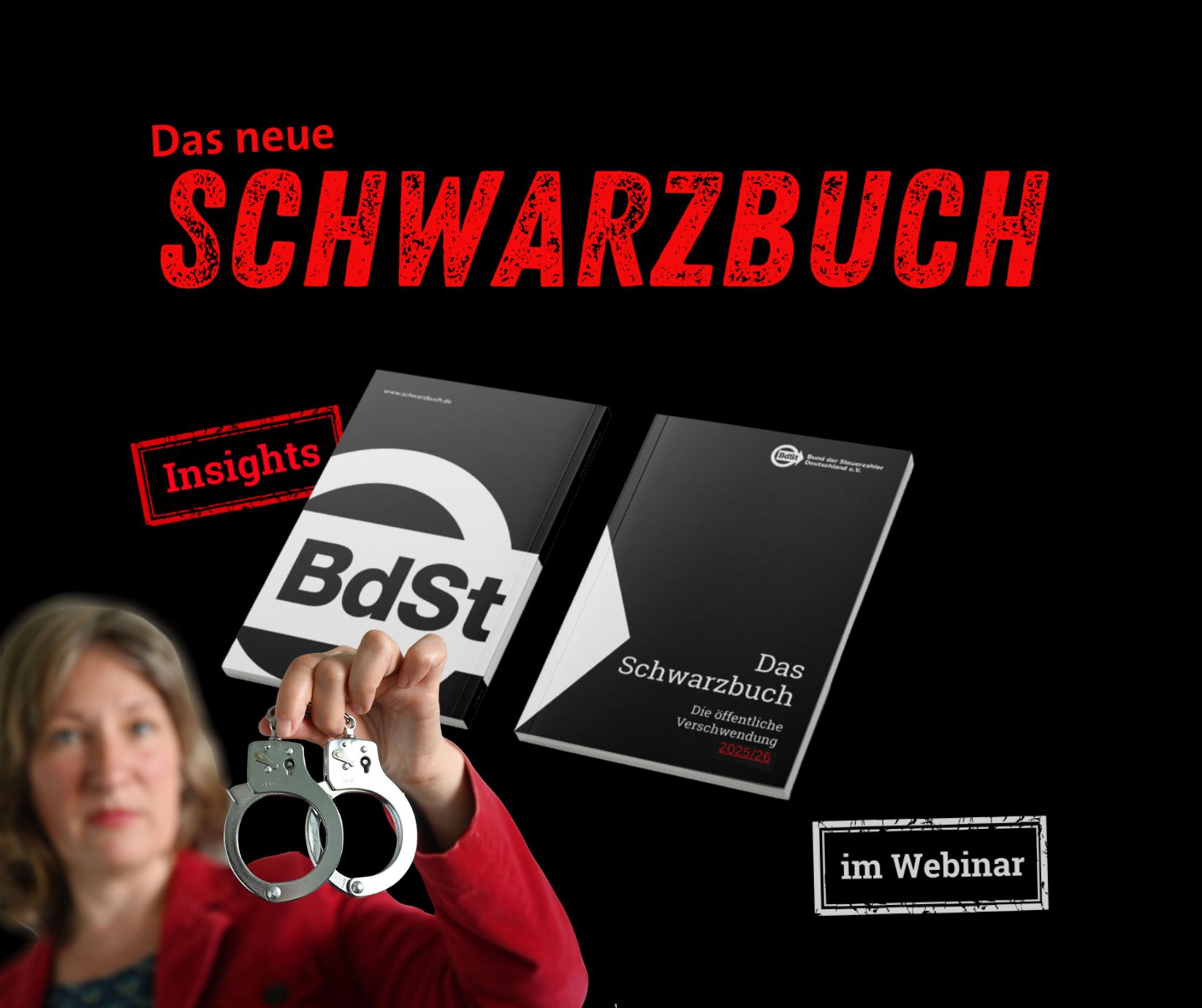 Frau hält Handschellen hoch, dahinter das Cover des Schwarzbuchs
