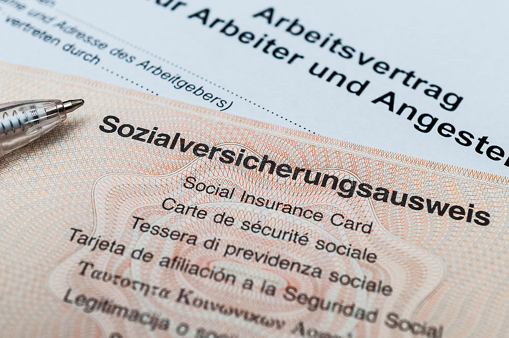 Sozialversicherungsausweis und Arbeitsvertrag