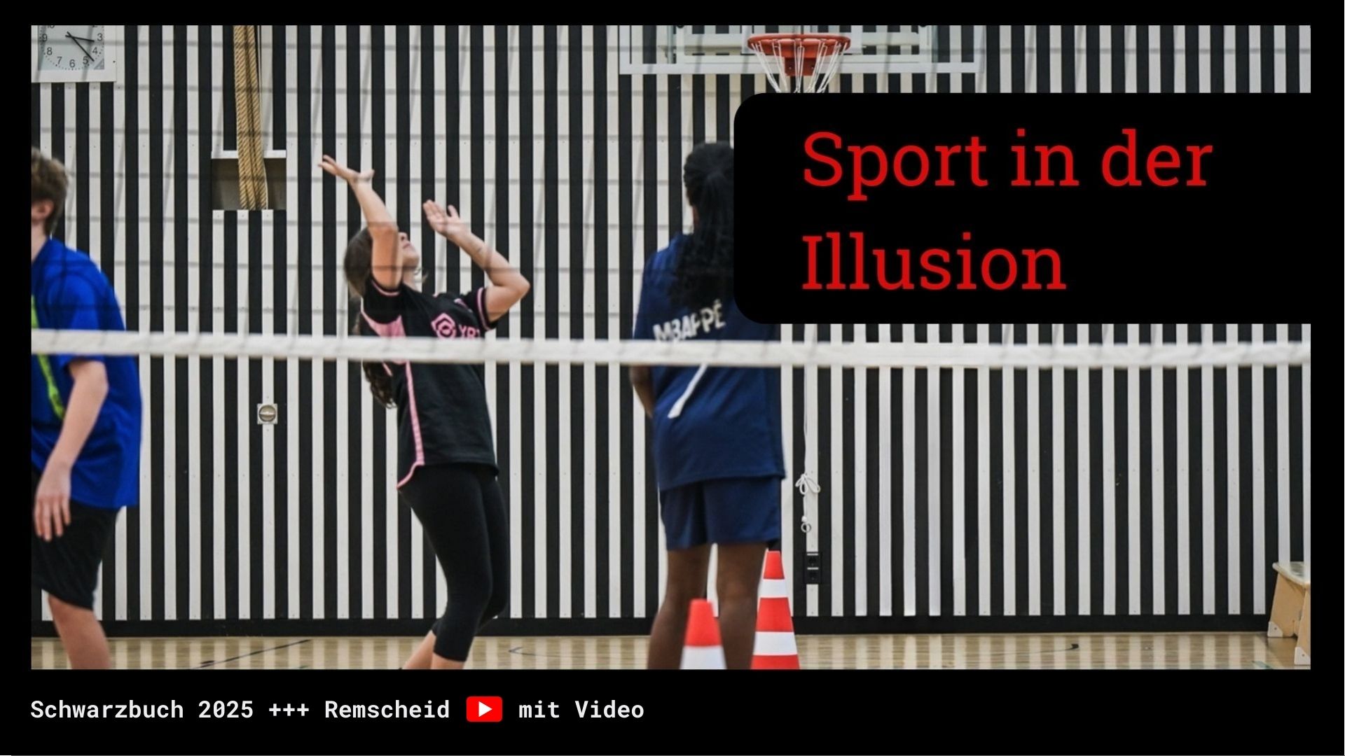 Schüler spielen in Sporthalle mit schwarz-weiß gestreifter Wandverkleidung und Basketballkorb und Volleyballnetz