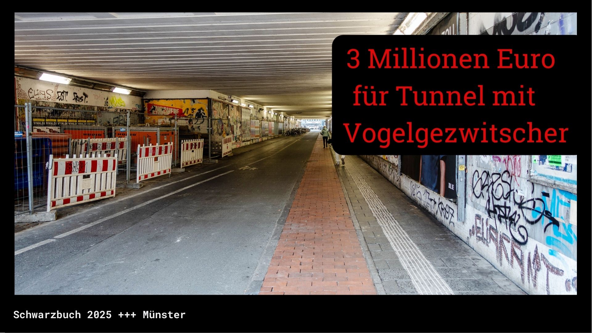 Langer Tunnel mit niedriger Decke, abgestellten Fahrrädern, gehweg und Radspur, Neonlicht, Großplakate