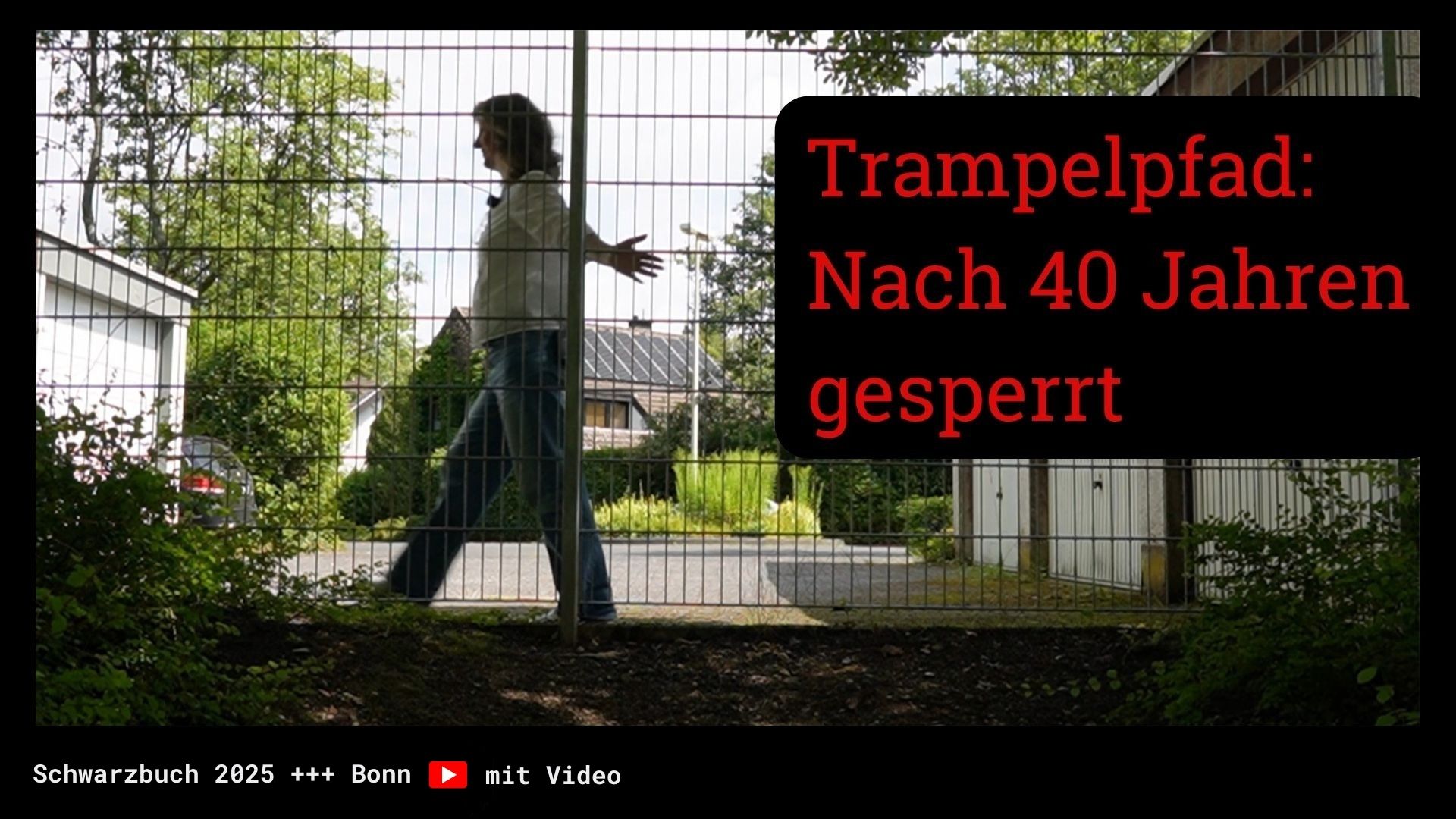 ChatGPT:  "Frau geht hinter einem hohen Metallzaun an Garagen und Wohnhäusern vorbei