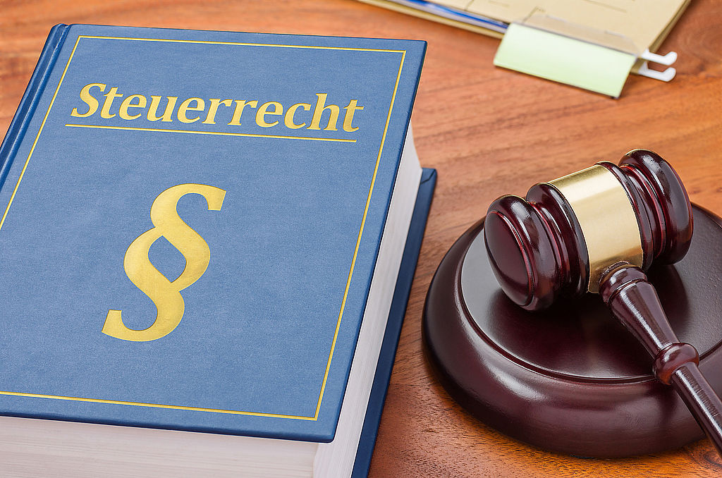 Gesetzbuch mit Richterhammer - Steuerrecht