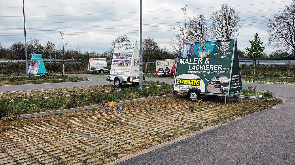 Viel Werbung, wenig Pendler auf dem Pendlerparkplatz in Borken