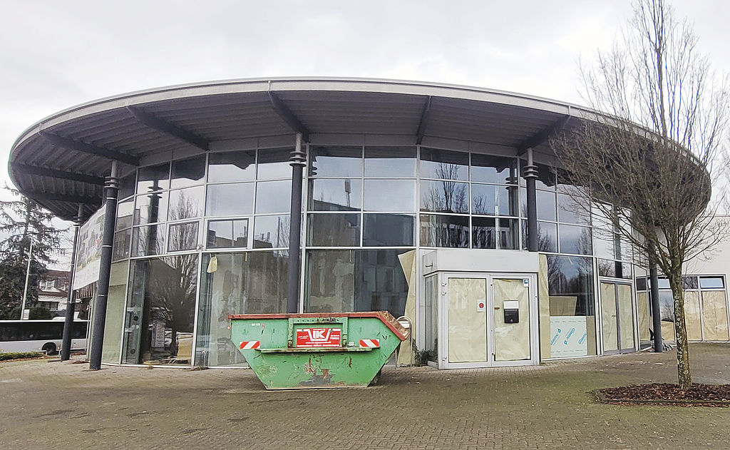 Rund verglaster Bau, von innen geschlossene Vorhänge, der Interrimsfeuerwache der Stadt Mettmann in einem ehemaligen Autohaus.