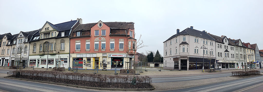 Mehrstöckige Gebäuderiegel in 50er Jahre Charm.