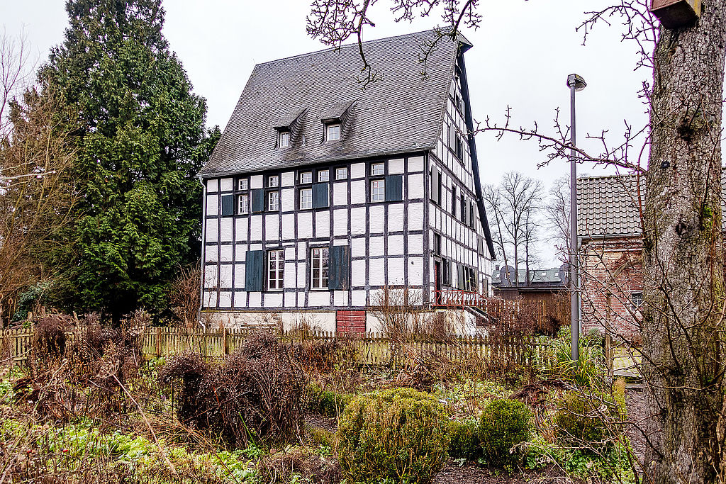 Thurner Hof, altes Fachwerkgebäude, ehemaliges Rittergut, drumherum Bäume und VHS-Garten.