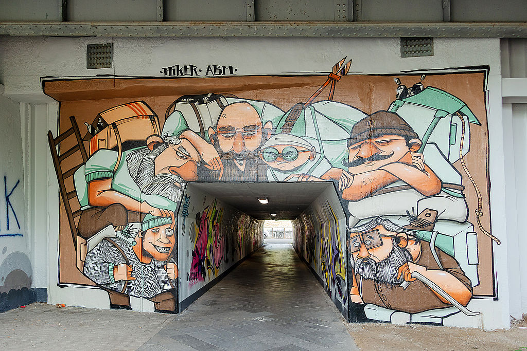 Urbane Kunst an der Unterführung Salweidenbecke in Bochum- Langendreer. Graffiti mit sieben stilisierten Wanderern über dem Tunneleingang an der Unterführung Salweidenbecke in Bochum-Langendreer"