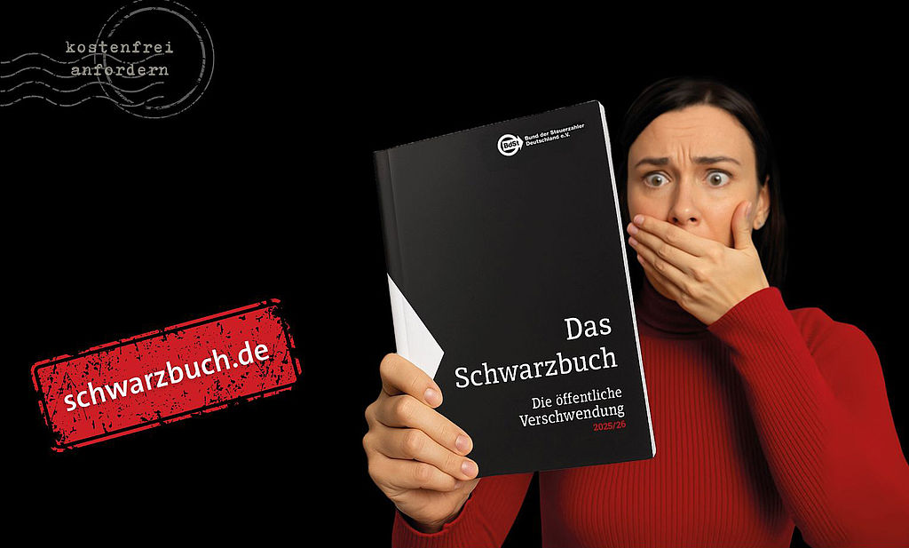Erschreckt auf das Schwarzbuch starrende Frau mittleren Alters